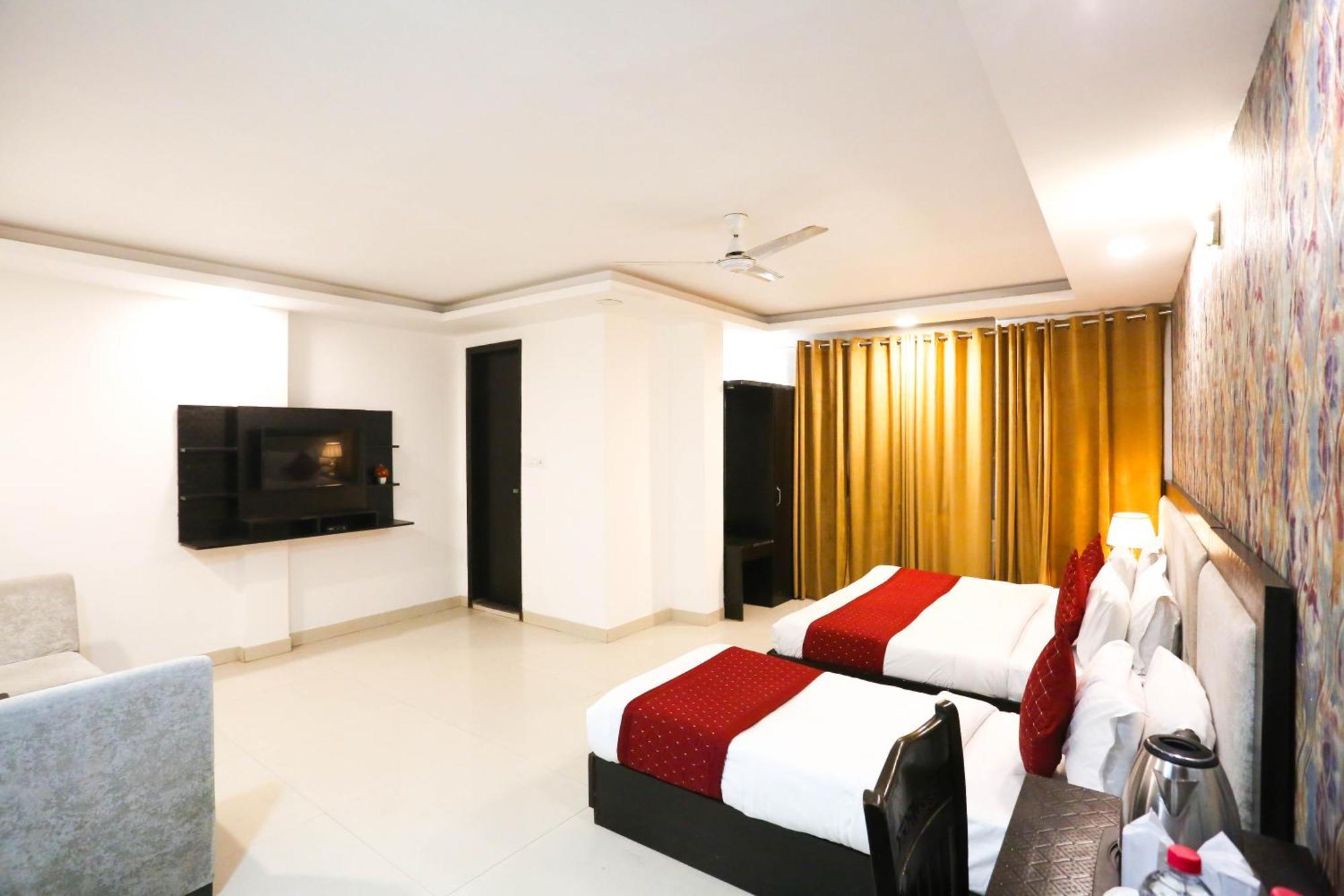 Hotel Aashiyana New Delhi Exterior photo